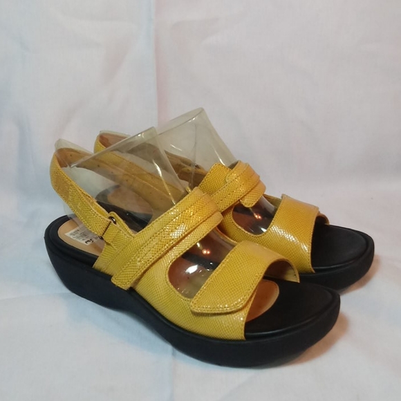 Clarks  (New) - Picture 3 of 6